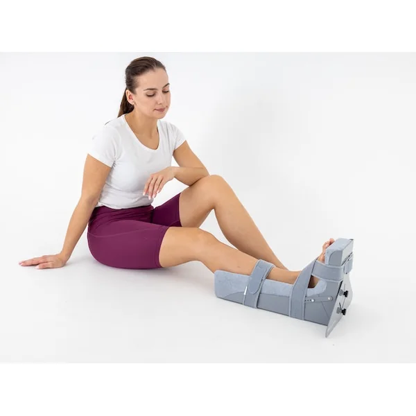 Attelle d'immobilisation du pied-cheville et éventuellement hanche