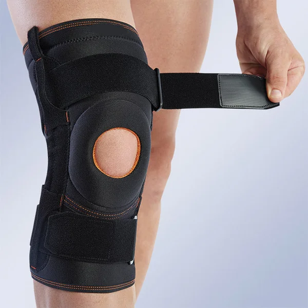Genouillère à fenêtre et centrage rotulien et stabilisateurs latéraux