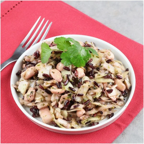 Salade chou riz noir à l'asiatique